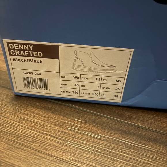 New in the box Hey Dude Denny Crafted Boot - Size 9 - Picture 2 of 4